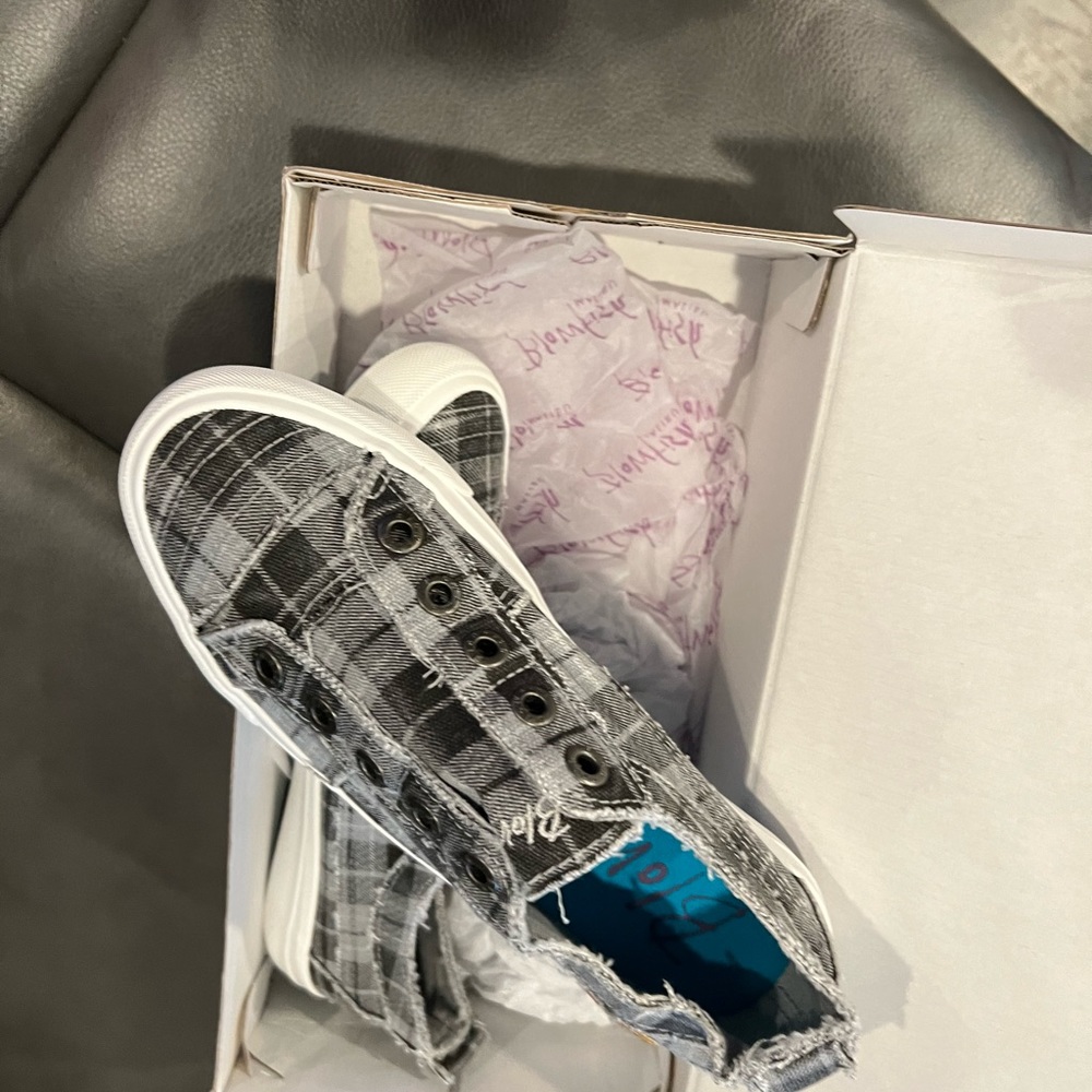 Blowfish Gray plaid NIB SIZE 7